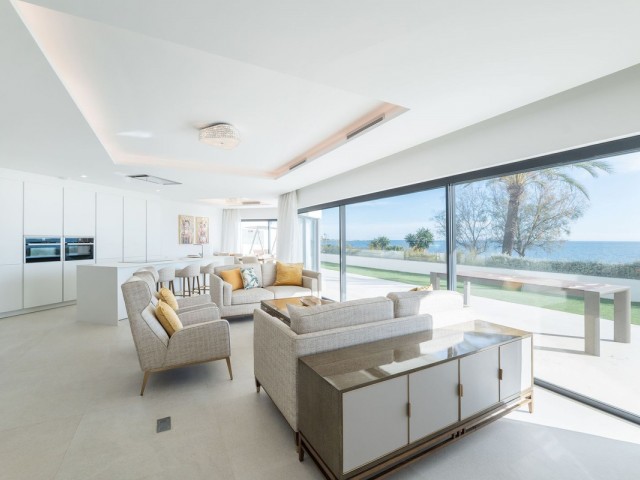 3 Bedrooms Townhouse in Estepona