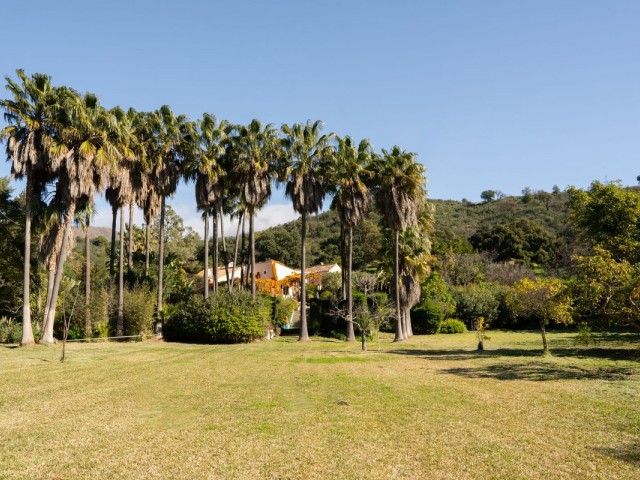 Villa con 4 Dormitorios  en Casares