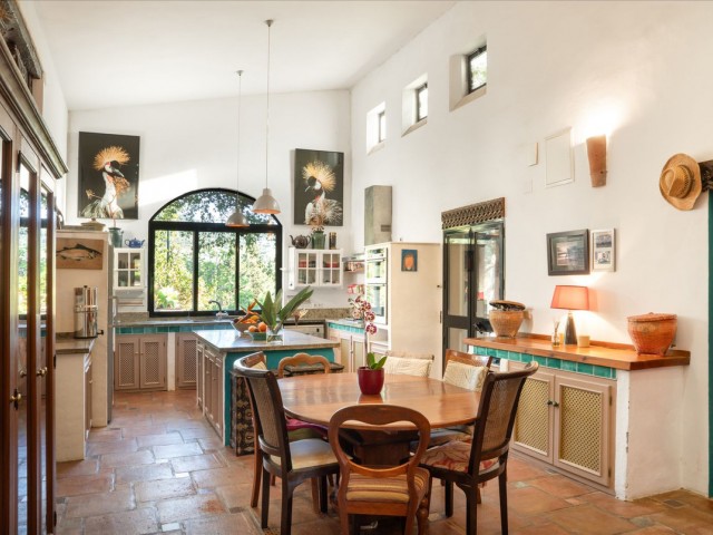 Villa con 4 Dormitorios  en Casares