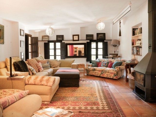 Villa con 4 Dormitorios  en Casares