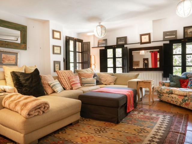 Villa con 4 Dormitorios  en Casares