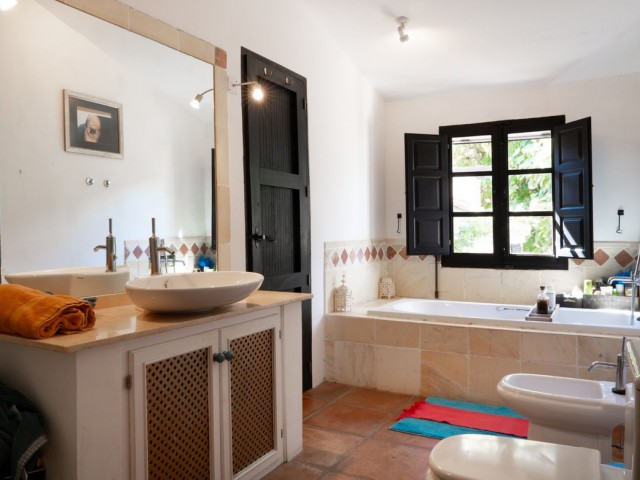 Villa con 4 Dormitorios  en Casares