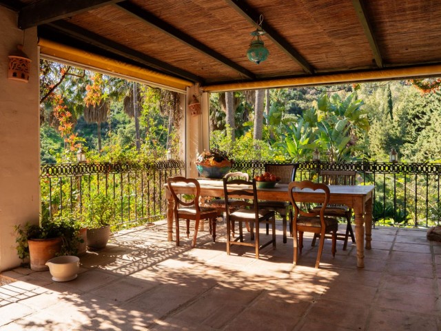 Villa con 4 Dormitorios  en Casares