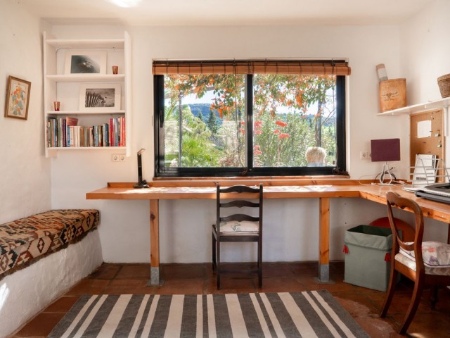 Villa con 4 Dormitorios  en Casares