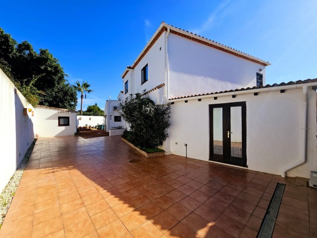6 Soveroms Villa i Estepona