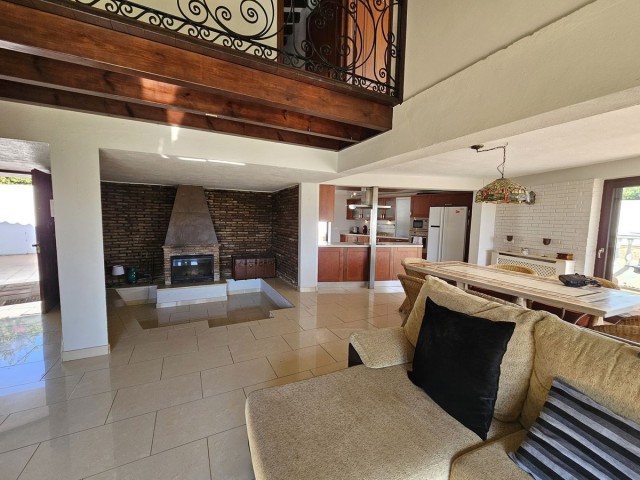 6 Soveroms Villa i Estepona