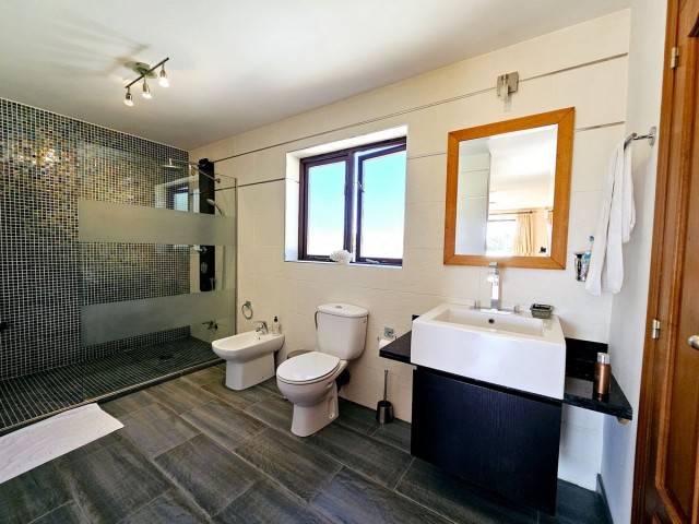 6 Soveroms Villa i Estepona