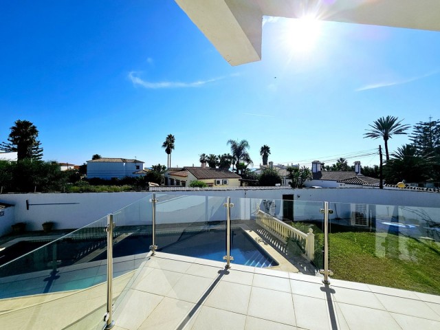 6 Soveroms Villa i Estepona