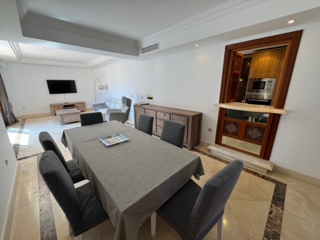 Apartamento con 2 Dormitorios  en Estepona