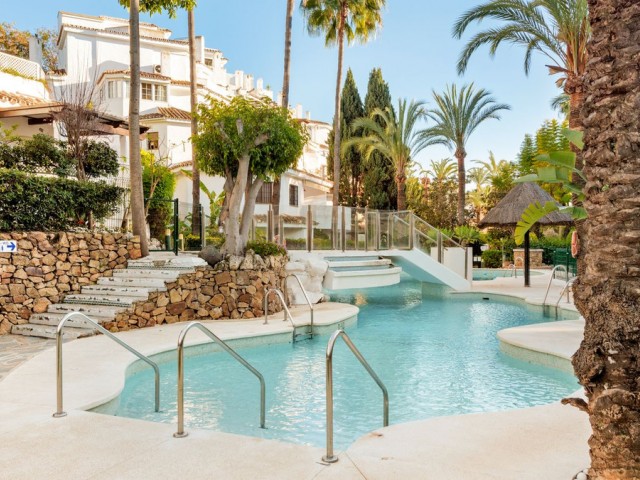 2 Bedrooms Apartment in Elviria