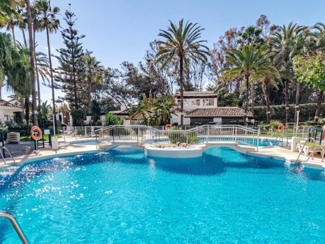 2 Bedrooms Apartment in Elviria