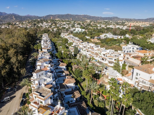 2 Bedrooms Apartment in Elviria