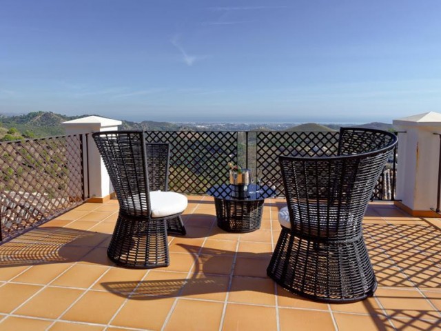 5 Bedrooms Villa in Benahavís