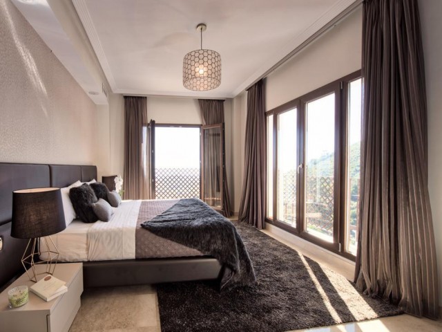 5 Bedrooms Villa in Benahavís