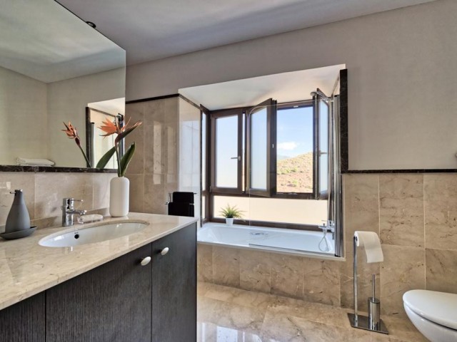 5 Bedrooms Villa in Benahavís