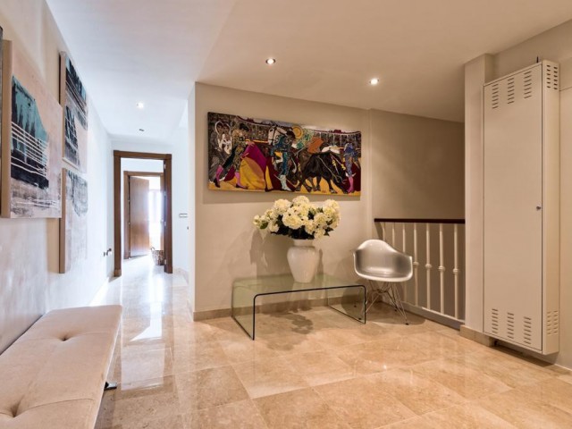 5 Bedrooms Villa in Benahavís