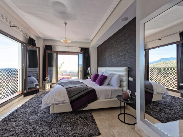 5 Bedrooms Villa in Benahavís