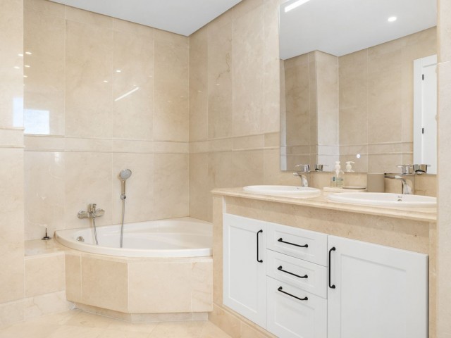 Apartamento con 3 Dormitorios  en Aloha