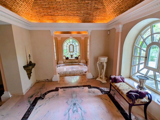 16 Bedrooms Villa in Sotogrande