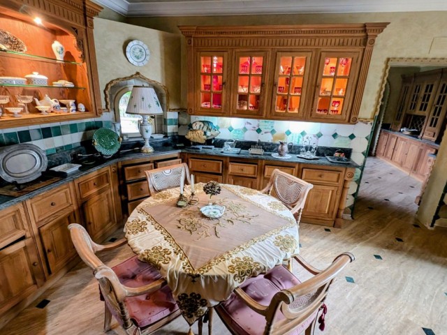 16 Bedrooms Villa in Sotogrande