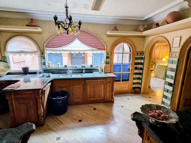 16 Bedrooms Villa in Sotogrande