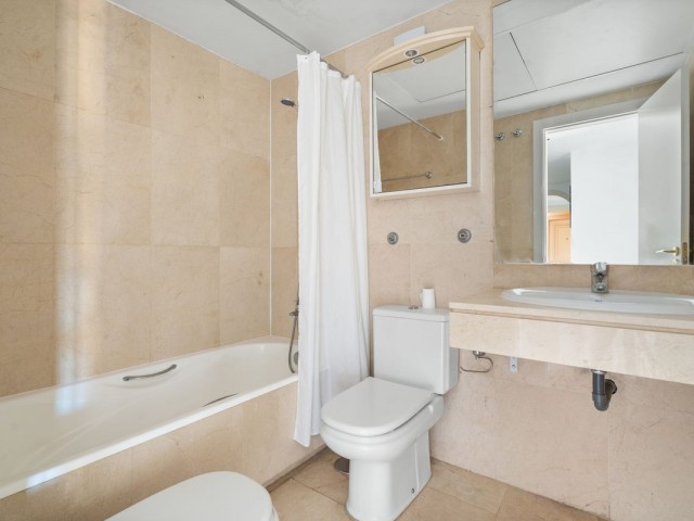 Apartamento con 3 Dormitorios  en La Duquesa