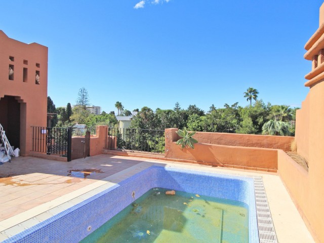 Kattohuoneisto Guadalmina Baja