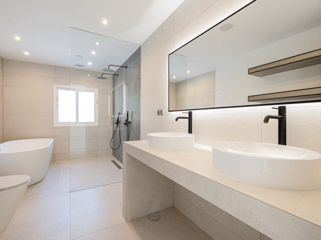 4 Bedrooms Villa in Estepona