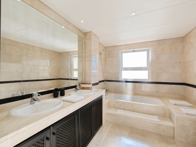 Apartamento con 3 Dormitorios  en San Roque Club