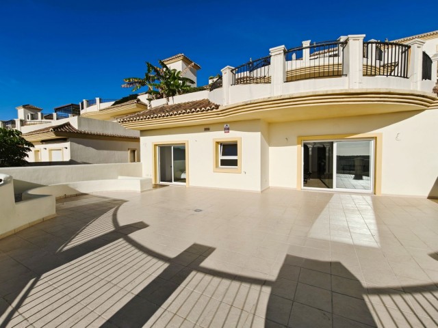 Apartamento con 3 Dormitorios  en San Roque Club