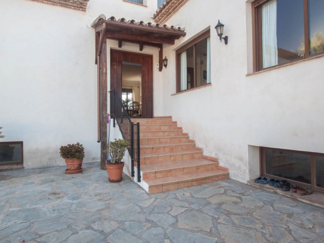 3 Bedrooms Villa in Estepona