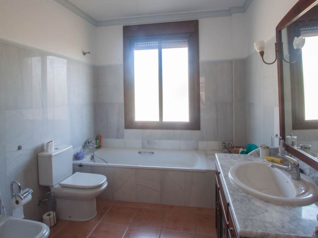 3 Bedrooms Villa in Estepona