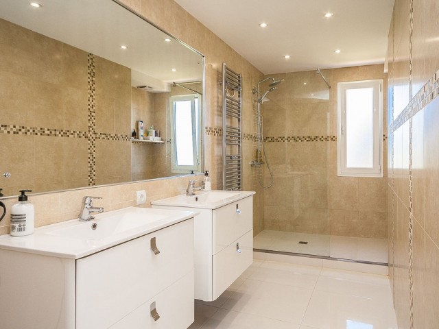 6 Bedrooms Villa in Estepona