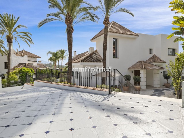 4 Bedrooms Villa in Marbella