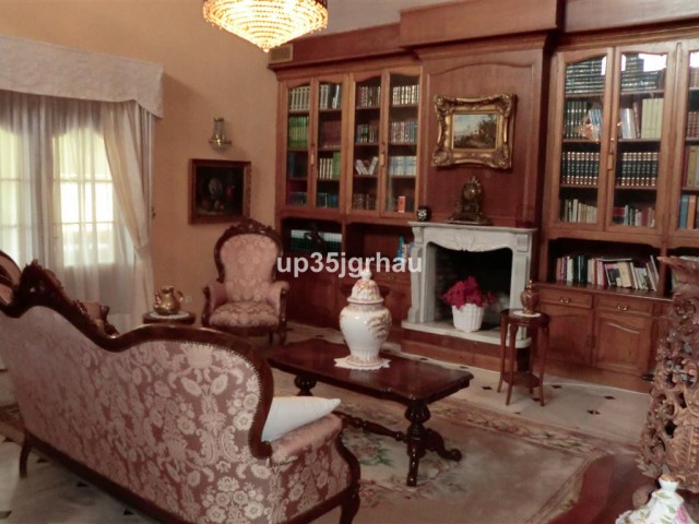5 Bedrooms Villa in Estepona