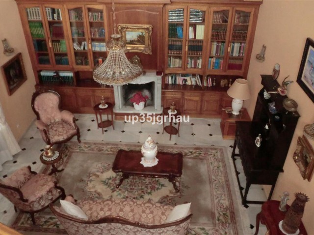 5 Bedrooms Villa in Estepona
