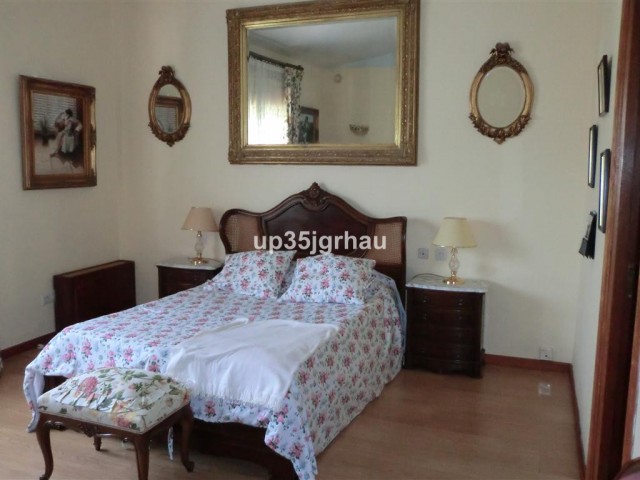 5 Bedrooms Villa in Estepona