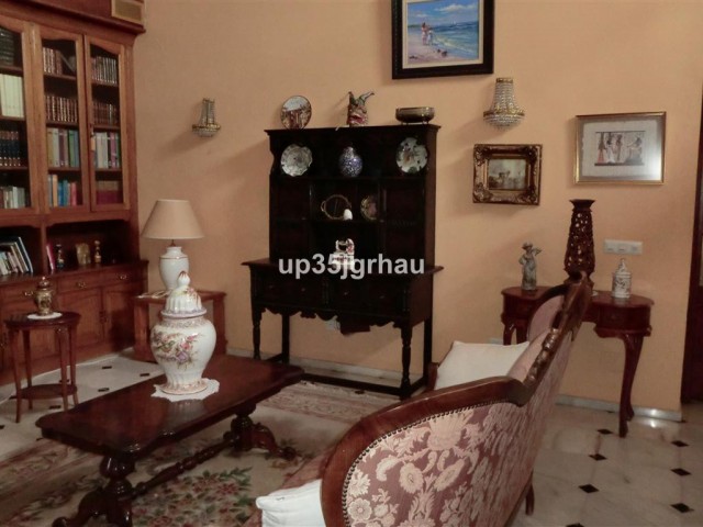 5 Bedrooms Villa in Estepona