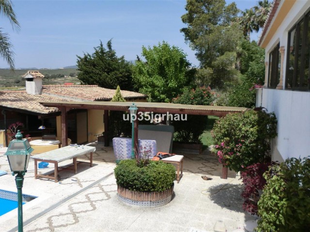 5 Bedrooms Villa in Estepona