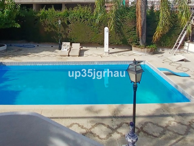 5 Bedrooms Villa in Estepona