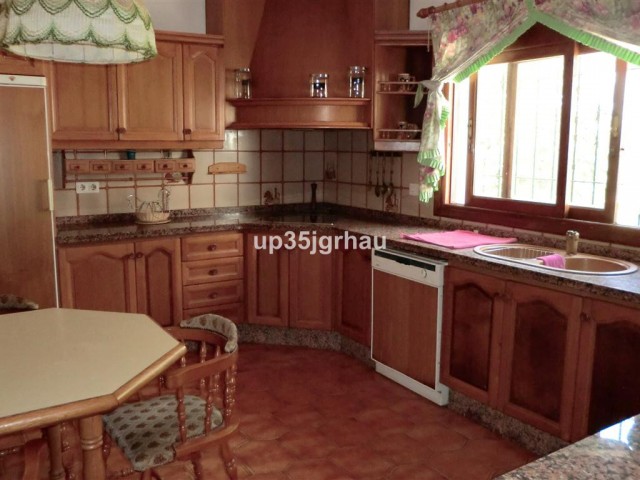 5 Bedrooms Villa in Estepona