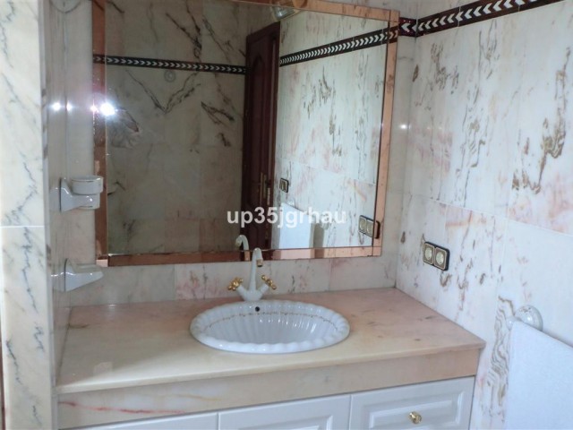 5 Bedrooms Villa in Estepona