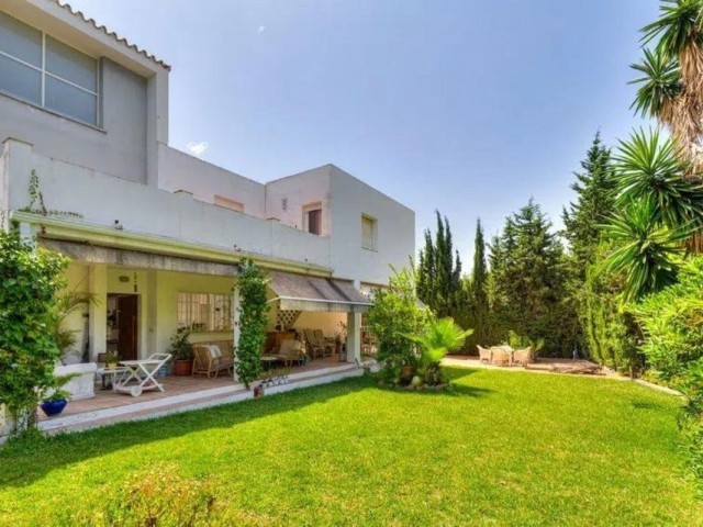 5 Bedrooms Villa in Nueva Andalucía