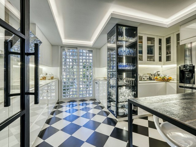 4 Bedrooms Apartment in Guadalmina Baja