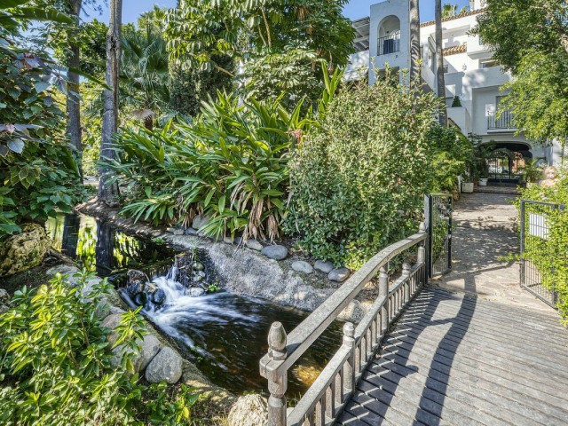 4 Bedrooms Apartment in Guadalmina Baja