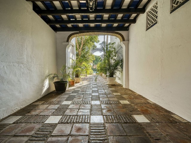 4 Bedrooms Apartment in Guadalmina Baja