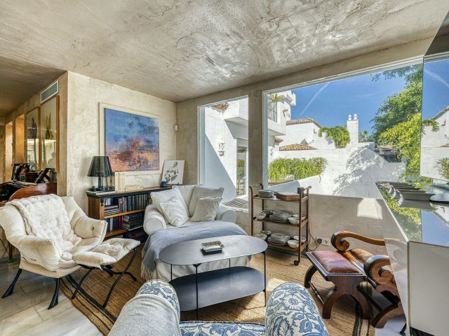 4 Bedrooms Apartment in Guadalmina Baja