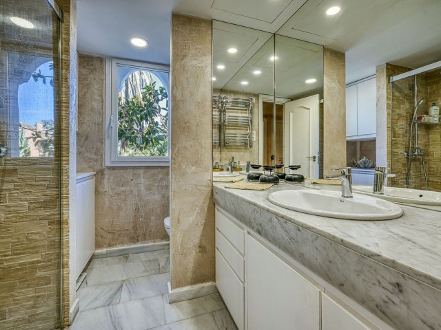 4 Bedrooms Apartment in Guadalmina Baja