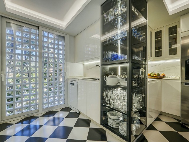 Apartamento con 4 Dormitorios  en Guadalmina Baja