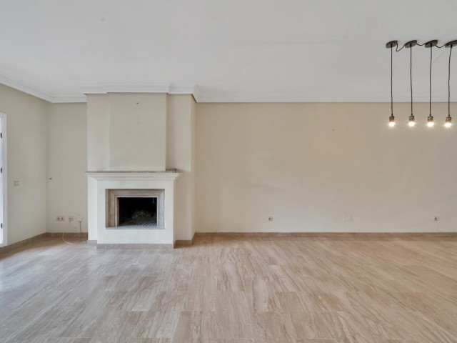 2 Bedrooms Apartment in Guadalmina Baja